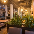 kwietnik metalowy stojący do restauracji